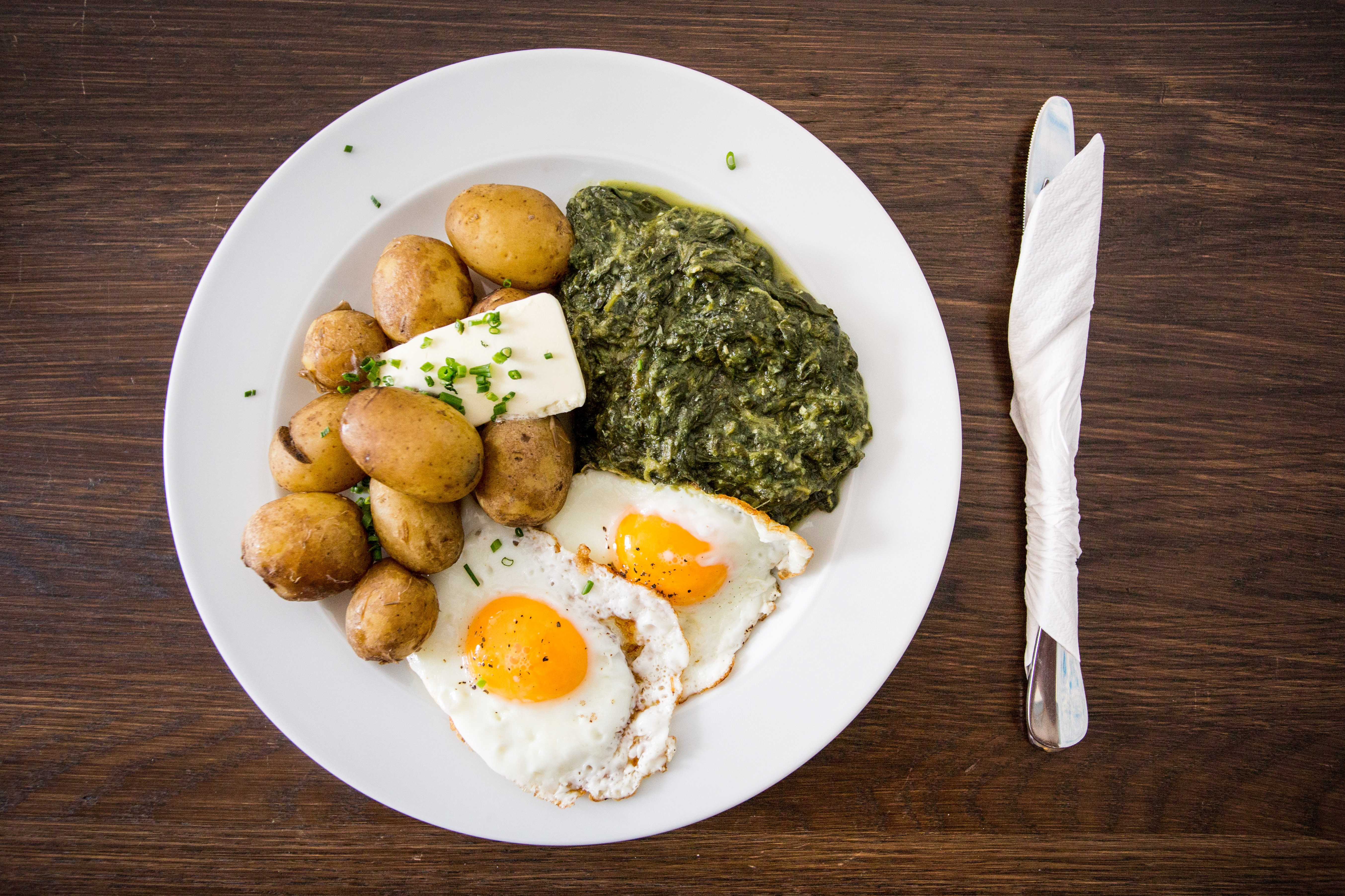Spinach with fried egg and boiled potatoes